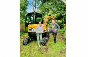 Petra und Bernhard Völkl haben bei dem Umbau ihres alten Hofes alle Hände voll zu tun. Da kann der SY35U vieles erleichtern.