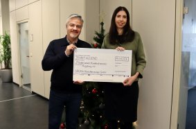 Sophie Gruber überreicht die GRUMA-Spende in Höhe von 10.000 Euro an Fritz Stütz, 1. Vorsitzender des Vereins Kinderchancen Augsburg e.V.