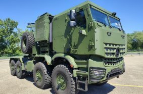 Arocs 4463AK 8x8/4 mit geschützter KNDS-Kabine für militärische Schwerlasttransporte