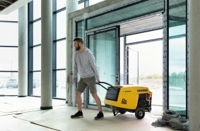 Mobil und vielseitig einsetzbar ist der leistungsstarke, geräuscharme Baukompressor M13 mit Elektromotor. Wahlweise steht auch eine Version mit Benzinmotor zur Verfügung.