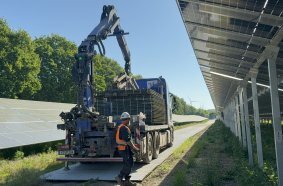 Vp TPA liefert mit der eigenen Fahrzeugflotte die Aluminium Panels bedarfsgerecht zur Baustelle.