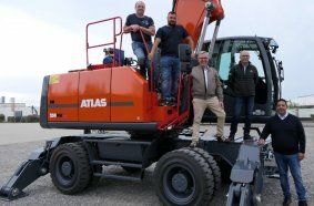 Bei der Übergabe der 25 t ATLAS Umschlagmaschine: Heiko Staab (AAS GmbH), Nedyalko Ivanov (Geschäftsführer AAS GmbH), Jörg Hoffmann (ATLAS Nordhessen), Domenico D‘Elia (Leiter Vertriebsaußendienst und Händlerentwicklung ATLAS GmbH), Kamal Belmkaddem (Verkaufsleiter MSG Gruppe) v.l.