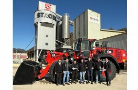 Offizielle Übergabe des neuen Komatsu WA485-11 bei Strobl Schotter- & Betonwerk: vlnr. Christian Moser (Verkaufsleiter Kuhn), Florian Handl (Außendienst Kuhn), Alfred Bolbanck (Maschinist Strobl), Daniel Schuh (Betriebsleiter Strobl), Peter Eibisberger (Geschäftsführung Strobl), Dominic Schuster (Betriebsaufsicht Strobl), Georg Fetz (Vertriebsleiter Winkelbauer)