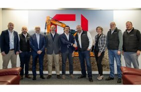 Auftakt für eine starke Partnerschaft für Vertrieb und Service von CASE-Baumaschine in der Schweiz: Die verantwortlichen Management-Teams mit Ciro Casapulla, Vice President EMEA Region von CASE Construction Equipment (fünfter von links) und Rolf Mathys, Geschäftsführer von Rohrer-Marti (sechster von links).