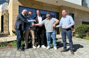 Freuen sich auf die Zusammenarbeit (von links): Karlgünter Eggersmann (Geschäftsführer Eggersmann Gruppe und Eggersmann Impaktor GmbH), Sven Brookshaw (Geschäftsführer Moerschen Mobile Aufbereitung GmbH), Pascal Petermann (Geschäftsleiter Eggersmann Impaktor GmbH), Thorsten Jäger (Vertriebsleiter Moerschen GmbH) und Floran Klenk (Area Sales Manager Eggersmann Impaktor GmbH) nach der Vertragsunterzeichnung.