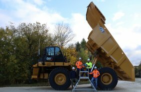 Schlüsselübergabe mit Manfred Pirker (Zweiter von links), Werkleiter der Werksgruppe Süd von SCHWENK Zement, Hanno Hoffmann (rechts), SCHWENK Produktionsleiter in Mergelstetten, Reiner Schmid (Zweiter von rechts), Zeppelin Gebietsverkaufsleiter, und Torsten Rollnik (links), Zeppelin Serviceberater.