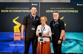 v.l.n.r. Bryan Elbing, Montageschlosser MEILLER; Daniela Cichon, Assistentin des Leiters Leistungszentrum Hydraulik MEILLER; Sebastian Schmidt, Mitarbeiter MPS Werk MEILLER München