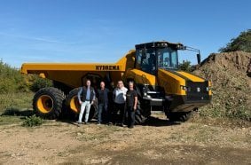 Die Zusammenarbeit vereinbart haben v.l. Mario Haun (Serviceleiter HYDREMA), Joachim Hauck (Baumaschinenservice Hauck GmbH), Richard Klippel (Klippel Baumaschinenservice GmbH) und Matthias Rost (Technischer Support Assistent HYDREMA)