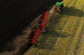 Erleben Sie eine neue Dimension des Pflügens mit dem Aufsattelpflug MULTI-CHALLENGER XT
