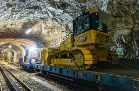 Präzise vorbereitet für den Spezialtransport: Die Cat-Planierraupe D4 wird mit der Zahnradbahn zum Zugspitzplatt auf 2.588 Metern Höhe transportiert.