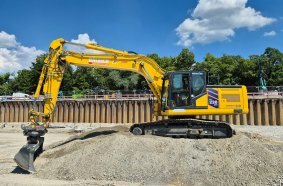 Der Komatsu PC220LCi-12 im Einsatz auf der Großbaustelle TH Rosenheim – präzise Aushubarbeit auf einem der bedeutendsten Hochschulbauprojekte Oberbayerns.