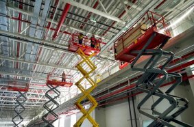 Bis zu 150 elektrisch betriebene Personenarbeitsbühnen sind zu Spitzenzeiten im Einsatz. Arbeitshöhen von 6, 8, 10 und 12 Metern bieten maximalen Anwendungsspielraum.