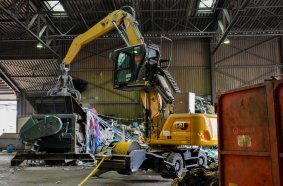 Von links: Henning Jansen, Zeppelin Verkaufsleiter Konzernkunden, Alexander Wiegand, Leiter Anlagentechnik bei Veolia Umweltservice Süd in Bergrheinfeld, Christian Englert, Zeppelin Verkaufsrepräsentant der Niederlassung Erlangen, Willi Krah, Zeppelin Verkaufsleiter für Materialumschlag und Recycling in der Region Bayern, Walter Tois, Leiter Instandhaltung bei Veolia Umweltservice Süd in Bergrheinfeld, und Swen Herrmann, Betriebsleiter Veolia Umweltservice Süd in Bergrheinfeld.