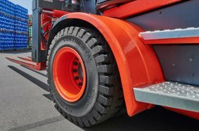 Im Continental-Reifenwerk in Korbach, Hessen neu produzierte Super Elastic Vollreifen erhalten rückgewonnen Industrieruß (rCB). Das spart den Einsatz fossiler Rohstoffe und reduziert CO2-Emissionen.