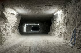 Wie ein großes Labyrinth durchziehen unzählige Gänge die Abbaustätte – sechs Meter breit und vier Meter hoch sind die unterirdischen Wege.