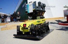 Das neue und den Anforderungen angepasste Design macht den Anbauverdichter kompakter und schlanker. Damit lassen sich auch Flächen unter Rohrleitungen oder Vorsprüngen verdichten.