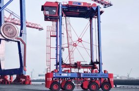 Konecranes erhält von HHLA Auftrag über acht hybride Konecranes Noell Straddle Carrier im neuen Design