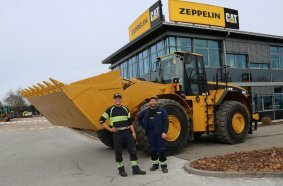 Servicetechniker Marc Rück (links) und David Klauser machten den Cat Radlader 980G wieder flott.
