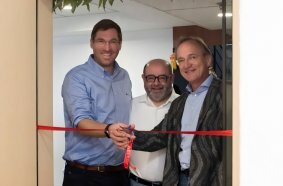 Feierliche Eröffnung in Pune: Mitglied der Gesellschafterfamilie Fabian Weingart, Managing Director Filippo Baldassari und CEO Dr. Gerald Karch markieren den Start des neuen Standorts in Indien.