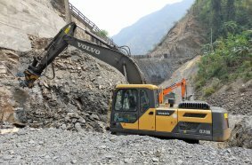 MB-R800 - Volvo EC210 - Nepal - Tunnel work - Hill Rock