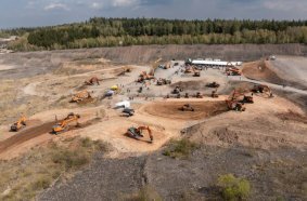 Voller Erfolg: Rund 900 Kunden, Händler und Vertreter der Fachpresse haben an den DEVELON Demo Days Mitte April im Steinbruch Háje bei Prag teilgenommen.
