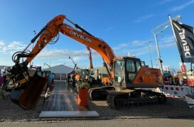 Herzlich willkommen: Der neue Raupenbagger DX260-9 bildete das Tor zur Ausstellungsfläche von DEVELON am Stand der VON DER WEHL Unternehmensgruppe.