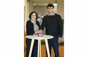 Die neue Internetseite der AST Arbeitssicherheit geht online. Am Startknopf sind Geschäftsführerin Angelika Müller und Vincent zu Dohna von der SEO Agentur Suchhafen.
