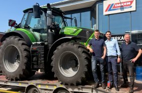 Erste Lieferung von DEUTZ-FAHR Hochleistungstraktoren. Vl. Timon Schnitger (Geschäftsführer Imken Landmaschinen GmbH u.Co.KG), Alessandro Sapio (CEO SAME DEUTZ-FAHR DEUTSCHLAND GmbH), Ralf Schnitger (Geschäftsführer Imken Landmaschinen GmbH u.Co.KG)