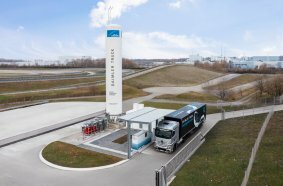 Sicher, schnell und einfach: Daimler Truck und Linde setzen neuen Standard für Flüssigwasserstoff-Betankung