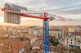 Raimondi erweitert die beliebte T-Serie um einen neuen Flachdach-Turmdrehkran; erste T87-Einheiten in Italien und Frankreich im Einsatz