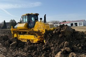 Der neue Komatsu D71PXi-24 bei Schneider & Sohn direkt im Einsatz – kraftvoll, präzise und mit iMC 2.0 immer auf der richtigen Linie.