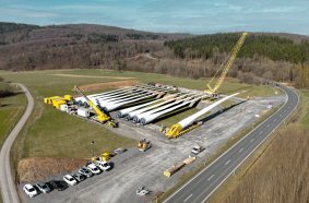 Im Windpark Bad Berleburg entstehen insgesamt 20 neue ENERCON Windkraftanlagen des Typs E-175 EP5 E1. Vom Umladeplatz werden die Rotorblätter mit drei SCHEUERLE BladeLifter-Kombinationen bis zum 45 km entfernten Windpark transportiert.
