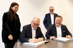 Sante Faresin (sitzend links), Präsident von Faresin Industries, und seine Tochter Silvia Faresin (links), Vize-Präsidentin, unterzeichneten zusammen mit Holger Schulz (sitzend rechts), Vorsitzender der Geschäftsführung von Zeppelin Baumaschinen, und Thomas Weber (rechts), Geschäftsführer Service der Zeppelin Baumaschinen, den Vertrag für die zukünftige Zusammenarbeit.