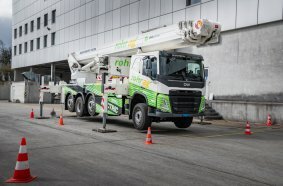 Weltpremiere auf der Bauma 2025: Erster vollelektrischer LKW mit Hubarbeitsbühne und einer Arbeitshöhe von 56 Metern