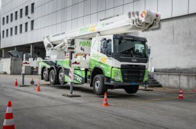 Weltpremiere auf der Bauma 2025: Erster vollelektrischer LKW mit Hubarbeitsbühne und einer Arbeitshöhe von 56 Metern