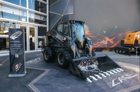 CASE Construction Equipment entwirft einen einzigartigen Kompaktlader, inspiriert von James Hetfield, dem Frontmann von Metallica