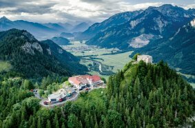 Im Allgäu wurde die Serpentinenstraße zu Deutschlands höchster Burgruine Falkenstein mit drei Wirtgen Group Maschinen erfolgreich erneuert.