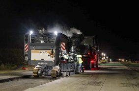 20 % des von den beiden Wirtgen Fräsen ausgebauten Materials wurde für die neue Deckschicht wiederverwendet und mit dem Vögele Fertiger eingebaut.