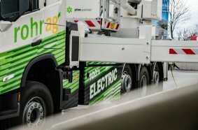 Weltpremiere auf der Bauma 2025: Erster vollelektrischer LKW mit Hubarbeitsbühne und einer Arbeitshöhe von 56 Metern