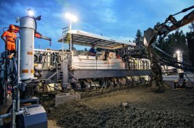 Bei größeren Wirtgen Gleitschalungsfertigern wird häufig ein Verteilerschwert eingesetzt, das den Beton über die gesamte Arbeitsbreite verteilt.