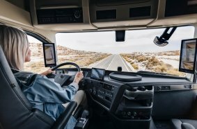 Volvo Trucks rüstet sein Fahrerwarnsystem mit einer Augen-Kontroll-Kamera auf, um Lkw-Fahrende noch besser zu unterstützen und die Verkehrssicherheit zu erhöhen.