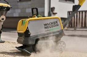 Wacker Neuson präsentiert zur Bauma die reversierbare Akkuplatte APU33e.