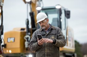 Meldet der Fahrer einen Defekt an seiner Maschine, erfolgt die Fehlersuche dabei vom Büro aus. Per Remote wird die Ferndiagnosen erstellt.
