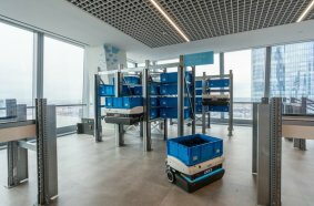 Im SAP Experience Center über den Dächern von New York präsentiert AeroBot – integriert mit der KNAPP AeroBot App auf SAP BTP – maximale Lagerdichte und intelligente Technologie für die Logistik der Zukunft.