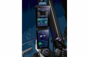 Übersichtliche Displays im Blickfeld zeigen Maschinendaten und erlaubendie Programmierung von Druck und Öl-Liefermenge für Anbaugeräte.