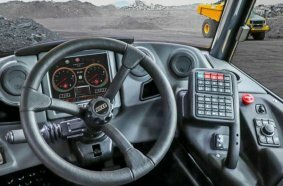 Das übersichtliche, ergonomisch gestaltete Cockpit trägt zur hohen Produktivität des Fünfzigtonners bei.