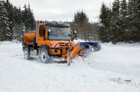 Unimog Geräteträger im Winterdiensteinsatz