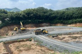 Der knickgelenkte Muldenkipper HM400 arbeitet während der Testphase autonom