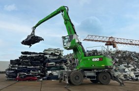 Zurück zum eigenen Ursprung: Beim Schreddervormaterial verlädt der SENNEBOGEN 830 G alte Karossen – das Material, aus dem der Stahl des Grünstahlbaggers vornehmlich besteht.