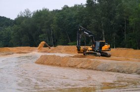 In Bookholzberg bei Delmenhorst werden von Betreiber Hermann Oldewurtel GmbH & Co. KG in wenigen Wochen 100.000 m3 Sand mit Saugbagger gewonnen und in einem Spülfeld zu Weiterverarbeitung abgelegt.
